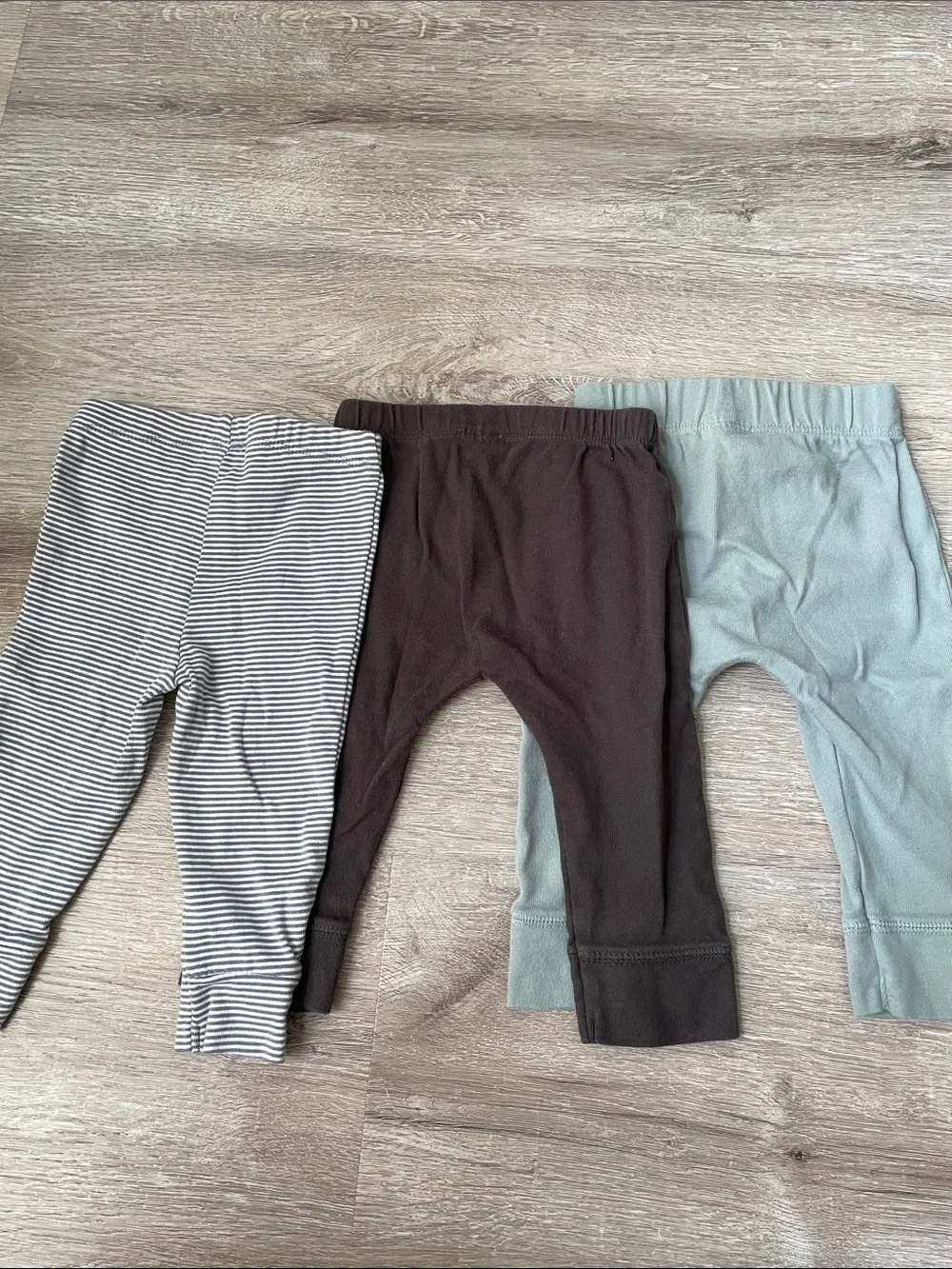 Carter’s 3 bottom bundle size 9 months